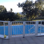 Beveiligde toegang om het zwembad te bereiken