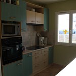 Open keuken (keramisch kookfornuis, oven, vaatwas, frigo, diepvriezer, koffiezet, …)